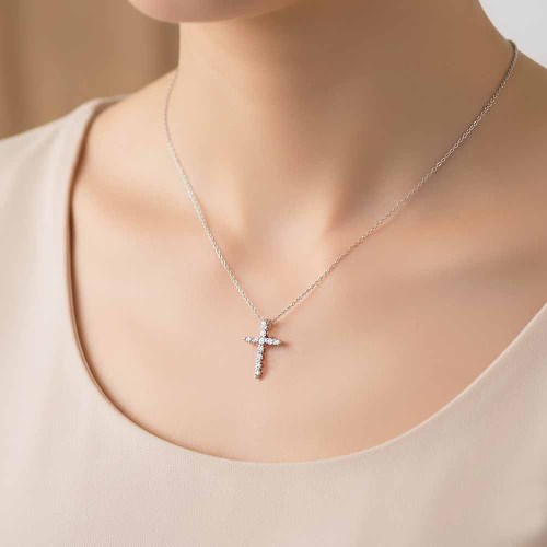 Kereszt medál gyémántokkal, 0,18ct